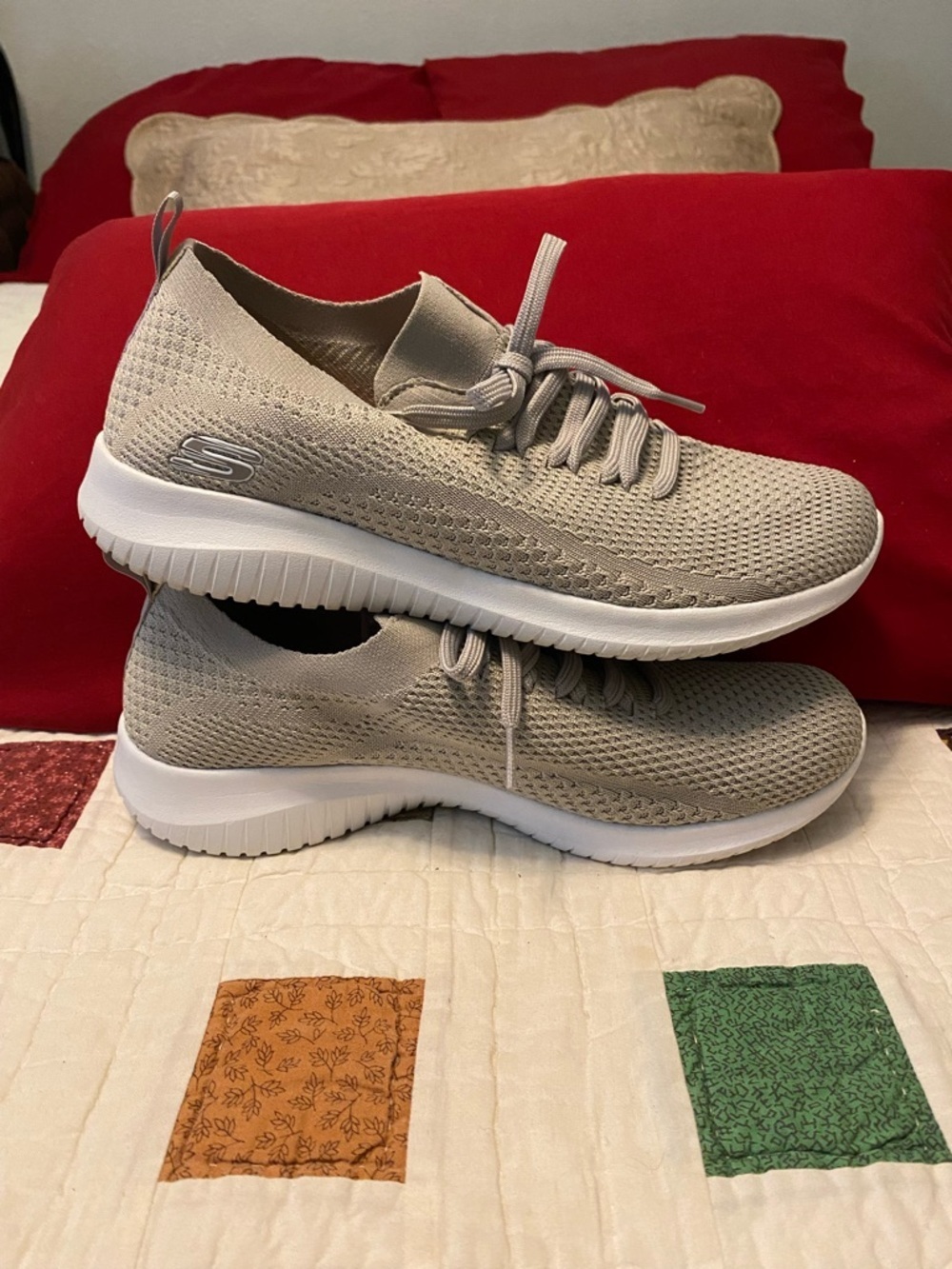 Women’s Skechers Light Gray Knit Sneakers In Excellent Condition Size 10 - Picture 3 of 6